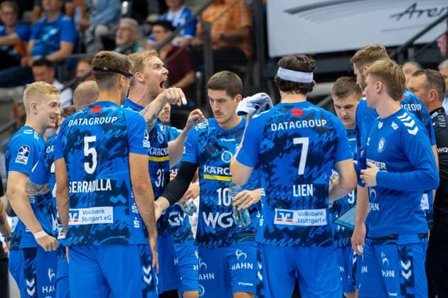 Handball I Herren I Saison 2025-2026 I Bundesliga I 3. Spieltag I TVB Stuttgart - Bergischer HC I 06.09.2025 Jonas Truchanovicius (37, TVB Stuttgart) heizt seine Mannschaftskameraden in der Auszeit ein Stuttgart Porsche Arena Baden-Württemberg Deutschland Copyright: xLobeca MaxxPetershansx