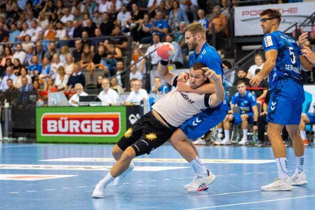 Handball I Herren I Saison 2025-2026 I Bundesliga I 3. Spieltag I TVB Stuttgart - Bergischer HC I 06.09.2025 Tomas Babak (19, Bergischer HC) mit Ball verteidigt von Samuel Röthlisberger (17, TVB Stuttgart) Stuttgart Porsche Arena Baden-Württemberg Deutschland Copyright: xLobeca MaxxPetershansx