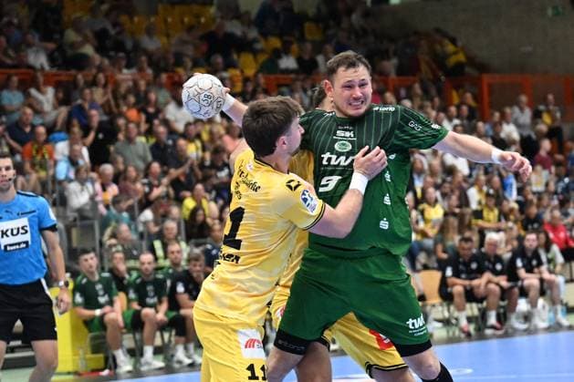 Handball 2. Bundesliga - 2 Spieltag: HSG Krefeld vs Eulen Ludwigshafen am 6. September 2025 in der Glockenspitzhalle in Krefeld Lucas Schneider ( 11 HSG Krefeld) stoppt Marc-Robin Eisel ( 9 Eulen Ludwigshafen)
