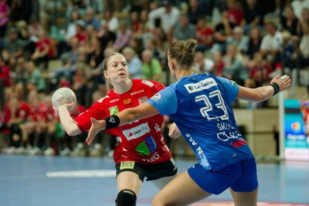 Viktoria Marksteiner (Halle, 10), Munia Smits (Neckarsulm, 23), SV Union Halle-Neustadt vs. Union Neckarsulm, Handball Bundesliga Frauen, Saison 2025 26, 2. Spieltag, 06.09.2025 Halle SWH Arena Sachsen-Anhalt Deutschland