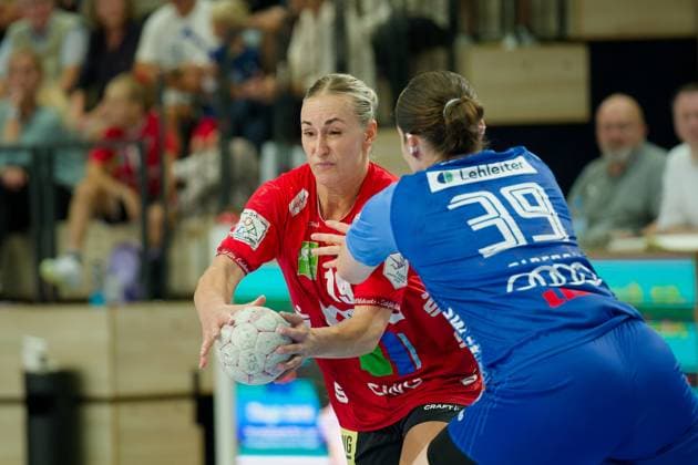 Lea Gruber (Halle, 19), Merle Albers (Neckarsulm, 39), SV Union Halle-Neustadt vs. Union Neckarsulm, Handball Bundesliga Frauen, Saison 2025 26, 2. Spieltag, 06.09.2025 Halle SWH Arena Sachsen-Anhalt Deutschland