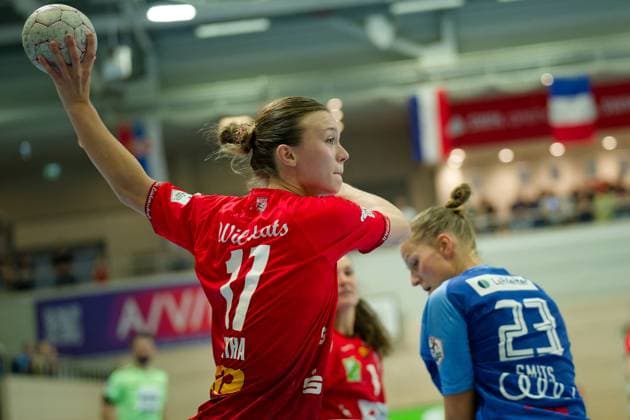 Emma Hertha (Halle, 17), Munia Smits (Neckarsulm, 23), SV Union Halle-Neustadt vs. Union Neckarsulm, Handball Bundesliga Frauen, Saison 2025 26, 2. Spieltag, 06.09.2025 Halle SWH Arena Sachsen-Anhalt Deutschland