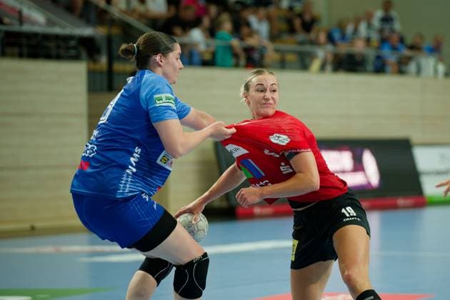 Merle Albers (Neckarsulm, 39), Lea Gruber (Halle, 19), SV Union Halle-Neustadt vs. Union Neckarsulm, Handball Bundesliga Frauen, Saison 2025 26, 2. Spieltag, 06.09.2025 Halle SWH Arena Sachsen-Anhalt Deutschland