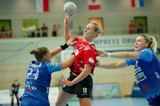 Munia Smits (Neckarsulm, 23), Lea Gruber (Halle, 19), Paulina Uscinowicz (Neckarsulm, 78), SV Union Halle-Neustadt vs. Union Neckarsulm, Handball Bundesliga Frauen, Saison 2025 26, 2. Spieltag, 06.09.2025 Halle SWH Arena Sachsen-Anhalt Deutschland