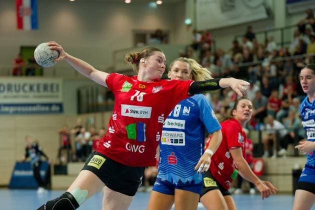 Lucy Strauchmann (Halle, 78), Paulina Uscinowicz (Neckarsulm, 78), SV Union Halle-Neustadt vs. Union Neckarsulm, Handball Bundesliga Frauen, Saison 2025 26, 2. Spieltag, 06.09.2025 Halle SWH Arena Sachsen-Anhalt Deutschland