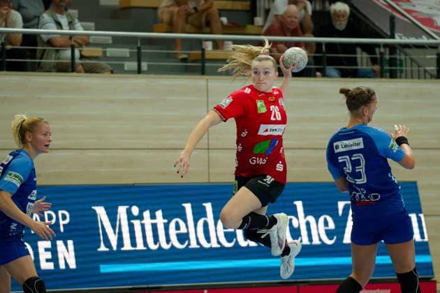 Cara Reuthal (Halle, 26), Munia Smits (Neckarsulm, 23), SV Union Halle-Neustadt vs. Union Neckarsulm, Handball Bundesliga Frauen, Saison 2025 26, 2. Spieltag, 06.09.2025 Halle SWH Arena Sachsen-Anhalt Deutschland