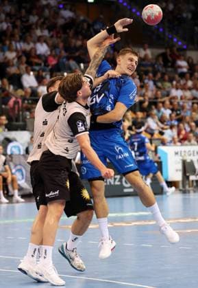 BAU 06.09.2025 Stuttgart Handball TVB Stuttgart vs. Bergischer HC, vorn v.l. Elias Scholtes (Bergischer HC), Simone Mengon (TVB)