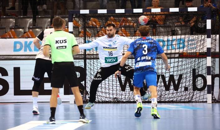 BAU 06.09.2025 Stuttgart Handball TVB Stuttgart vs. Bergischer HC, Miljan Vijovic (TVB, Mitte), Max Häfner (TVB)
