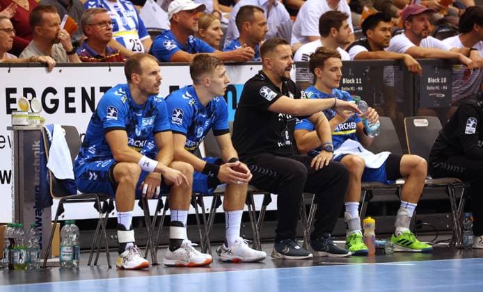 BAU 06.09.2025 Stuttgart Handball TVB Stuttgart vs. Bergischer HC, v.l. Kai Häfner, Simone Mengon (TVB), Co-Trainer Danijel Grgic (TVB), Max Häfner (TVB)