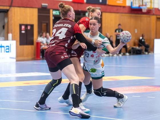 Lara Daeuble (Frisch Auf Frauen, 95) im Duell mit Meike Schmelzer (HSG Bensheim Auerbach, 24) und Matilda Ehlert (HSG Bensheim Auerbach, 10), HSG Bensheim Auerbach vs. Frisch Auf Goeppingen, Handball, 1. Bundesliga, Spielzeit 2025 2026, 06.09.2025 HSG Bensheim Auerbach vs. Frisch Auf Goeppingen, Handball, 1. Bundesliga, Spielzeit 2025 2026, 06.09.2025 Bensheim Copyright: xMichaelxSchmidt Eibner-Pressefotx EP_MST