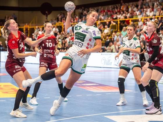 Stephanie Elies (Frisch Auf Frauen, 63) setzt sich gegen Mia Ziercke (HSG Bensheim Auerbach, 34) durch, HSG Bensheim Auerbach vs. Frisch Auf Goeppingen, Handball, 1. Bundesliga, Spielzeit 2025 2026, 06.09.2025 HSG Bensheim Auerbach vs. Frisch Auf Goeppingen, Handball, 1. Bundesliga, Spielzeit 2025 2026, 06.09.2025 Bensheim Copyright: xMichaelxSchmidt Eibner-Pressefotx EP_MST