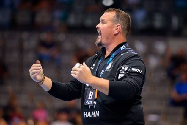 Stuttgart, Handball Bundesliga: HBL - 25 26 - TVB Stuttgart - Bergischer HC Trainer Misha Kaufmann (Stuttgart) Gestik Geste gestikuliert Stuttgart Porsche Arena Baden-Württemberg Deutschland