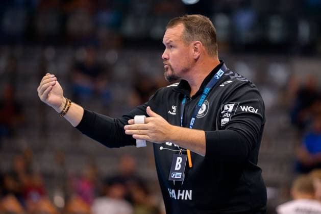 Stuttgart, Handball Bundesliga: HBL - 25 26 - TVB Stuttgart - Bergischer HC Trainer Misha Kaufmann (Stuttgart) Gestik Geste gestikuliert Stuttgart Porsche Arena Baden-Württemberg Deutschland