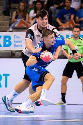 Stuttgart, Handball Bundesliga: HBL - 25 26 - TVB Stuttgart - Bergischer HC v. li. im Zweikampf Aron Seesing (Bergischer HC) und Simone Mengon (Stuttgart) Stuttgart Porsche Arena Baden-Württemberg Deutschland