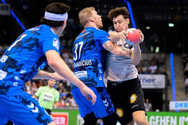 Stuttgart, Handball Bundesliga: HBL - 25 26 - TVB Stuttgart - Bergischer HC v. li. im Zweikampf Jonas Truchanovicius (Stuttgart) und Sören Steinhaus (Bergischer HC) Stuttgart Porsche Arena Baden-Württemberg Deutschland