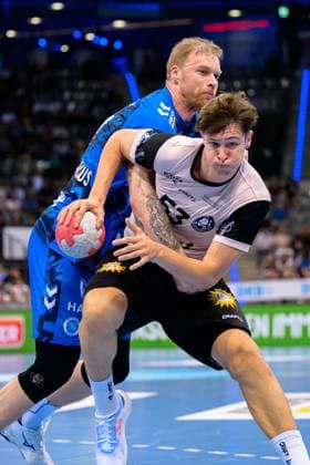 Stuttgart, Handball Bundesliga: HBL - 25 26 - TVB Stuttgart - Bergischer HC v. li. im Zweikampf Jonas Truchanovicius (Stuttgart) und Sören Steinhaus (Bergischer HC) Stuttgart Porsche Arena Baden-Württemberg Deutschland