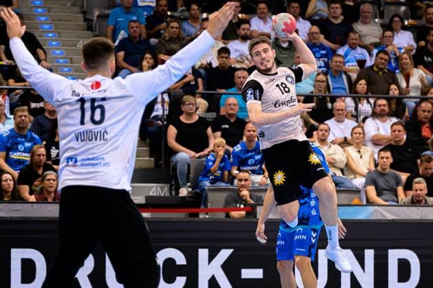 Stuttgart, Handball Bundesliga: HBL - 25 26 - TVB Stuttgart - Bergischer HC v.li. Torhueter Miljan Vujovic (Stuttgart), Yannick Fraatz (Bergischer HC) Stuttgart Porsche Arena Baden-Württemberg Deutschland