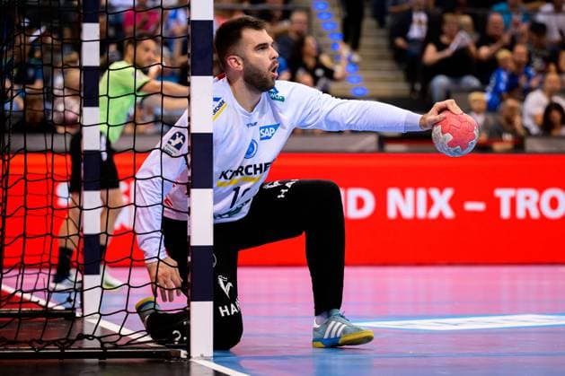 Stuttgart, Handball Bundesliga: HBL - 25 26 - TVB Stuttgart - Bergischer HC Torhueter Miljan Vujovic (Stuttgart) hält den Wurf Stuttgart Porsche Arena Baden-Württemberg Deutschland