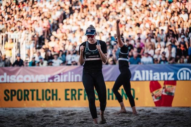 Beachvolleyball Frauen Deutsche Meisterschaften 2025 Timmendorfer Strand 06.09.2025 Cinja Tillmann jubelt, Svenja Müller im Hintergrund Timmendorfer Strand Ahmann-Hager-Arena Schleswig-Holstein Deutschland
