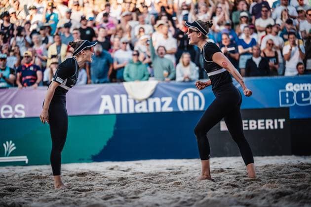 Beachvolleyball Frauen Deutsche Meisterschaften 2025 Timmendorfer Strand 06.09.2025 v.l. Cinja Tillmann und Svenja Müller jubeln nach dem Sieg Timmendorfer Strand Ahmann-Hager-Arena Schleswig-Holstein Deutschland