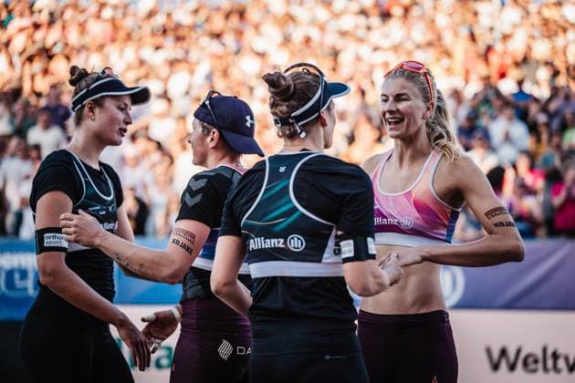 Beachvolleyball Frauen Deutsche Meisterschaften 2025 Timmendorfer Strand 06.09.2025 v.l. Svenja Müller, Melanie Gernert, Cinja Tillmann und Nele Barber nach dem Spiel Timmendorfer Strand Ahmann-Hager-Arena Schleswig-Holstein Deutschland
