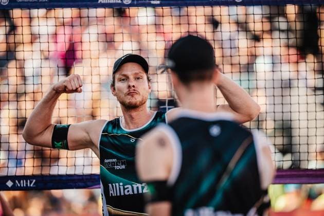 Beachvolleyball Männer Deutsche Meisterschaften 2025 Timmendorfer Strand 06.09.2025 Nils Ehlers spannt seinen Bizeps an nach einem erfolgreichem Block Timmendorfer Strand Ahmann-Hager-Arena Schleswig-Holstein Deutschland