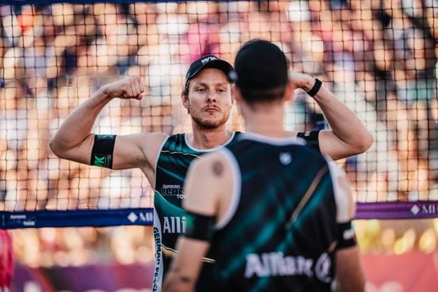 Beachvolleyball Männer Deutsche Meisterschaften 2025 Timmendorfer Strand 06.09.2025 Nils Ehlers spannt seinen Bizeps an nach einem erfolgreichem Block Timmendorfer Strand Ahmann-Hager-Arena Schleswig-Holstein Deutschland