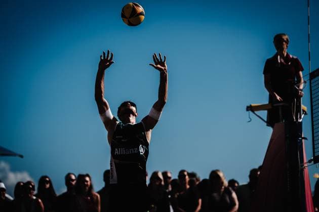 Beachvolleyball Männer Deutsche Meisterschaften 2025 Timmendorfer Strand 06.09.2025 Zuspiel von Jonas Sagstetter Timmendorfer Strand Ahmann-Hager-Arena Schleswig-Holstein Deutschland