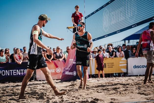 Beachvolleyball Männer Deutsche Meisterschaften 2025 Timmendorfer Strand 06.09.2025 v.l. Benedikt Sagstetter und Jonas Sagstetter jubeln Timmendorfer Strand Ahmann-Hager-Arena Schleswig-Holstein Deutschland