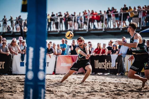Beachvolleyball Männer Deutsche Meisterschaften 2025 Timmendorfer Strand 06.09.2025 Benedikt Sagstetter nimmt den Ball an Timmendorfer Strand Ahmann-Hager-Arena Schleswig-Holstein Deutschland
