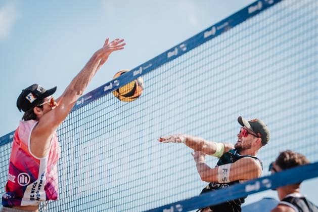 Beachvolleyball Männer Deutsche Meisterschaften 2025 Timmendorfer Strand 06.09.2025 v.l. Niklas Held gegen Benedikt Sagstetter Timmendorfer Strand Ahmann-Hager-Arena Schleswig-Holstein Deutschland