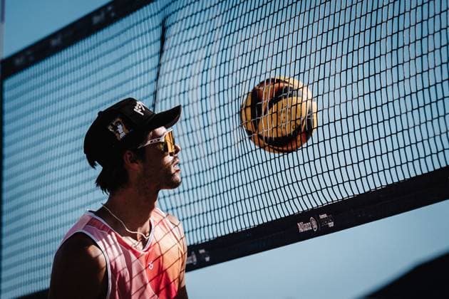 Beachvolleyball Männer Deutsche Meisterschaften 2025 Timmendorfer Strand 06.09.2025 Niklas Held schaut den Ball auf der anderen Seite an Timmendorfer Strand Ahmann-Hager-Arena Schleswig-Holstein Deutschland