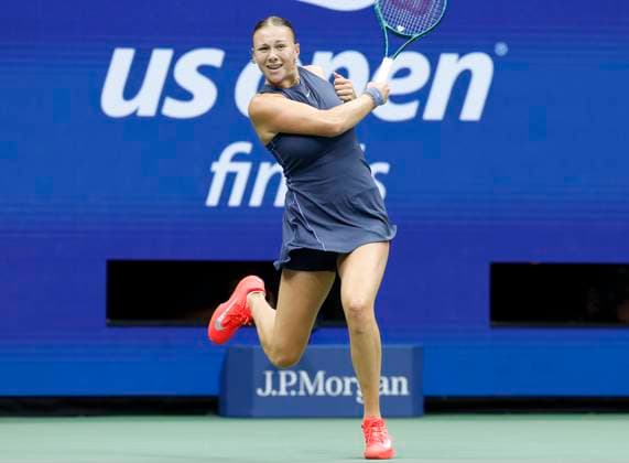 Amanda Anisimova hits a return to Aryna Sabalenka of Belarus in the first set in the Women s Finals of the 2025 US Open Tennis Championship in Arthur Ashe Stadium at the USTA Billie Jean King National Tennis Center in Flushing Meadows, New York on Saturday, September 6, 2025.  NYP20250906106 JOHNxANGELILLO