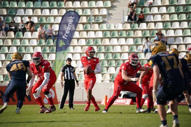 Xeaiver Bullock (Potsdam Royals, 08) looking for a receiver to throw the ball to, Dresden Monarchs vs Potsdam Royals, American Football, Erima GFL, Week 18, 2025, 06.09.2025, Copyright: xFootxBowl PatrickxKlixx