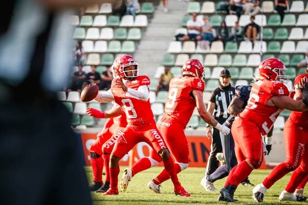 Xeaiver Bullock (Potsdam Royals, 08) looking for a receiver to throw the ball to, Dresden Monarchs vs Potsdam Royals, American Football, Erima GFL, Week 18, 2025, 06.09.2025, Copyright: xFootxBowl PatrickxKlixx