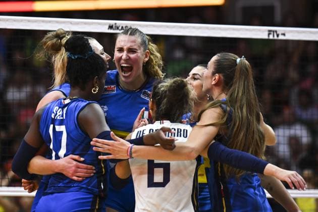 Italy v Brazil - FIVB Women’s World Volleyball Championship BANGKOK, THAILAND - SEPTEMBER 06: Players of Italy celebrate a point during the FIVB Women’s Volleyball World Championship, WM, Weltmeisterschaft semi-final match between Italy and Brazil at Huamark Indoor Stadium in Bangkok, Thailand, on September 06, 2025. Mustafa Hatipoglu Anadolu Bangkok Thailand. Editorial use only. Please get in touch for any other usage.  Copyright: x2025xAnadoluxMustafaxHatipoglux
