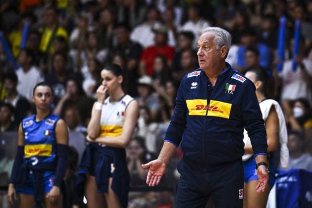 Italy v Brazil - FIVB Women’s World Volleyball Championship BANGKOK, THAILAND - SEPTEMBER 06: Head coach of Italy Julio Velasco during the FIVB Women’s Volleyball World Championship, WM, Weltmeisterschaft semi-final match between Italy and Brazil at Huamark Indoor Stadium in Bangkok, Thailand, on September 06, 2025. Mustafa Hatipoglu Anadolu Bangkok Thailand. Editorial use only. Please get in touch for any other usage.  Copyright: x2025xAnadoluxMustafaxHatipoglux