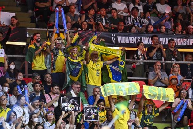 Italy v Brazil - FIVB Women’s World Volleyball Championship BANGKOK, THAILAND - SEPTEMBER 06: Fans of Brazil show their support during the FIVB Women’s Volleyball World Championship, WM, Weltmeisterschaft semi-final match between Italy and Brazil at Huamark Indoor Stadium in Bangkok, Thailand, on September 06, 2025. Mustafa Hatipoglu Anadolu Bangkok Thailand. Editorial use only. Please get in touch for any other usage.  Copyright: x2025xAnadoluxMustafaxHatipoglux