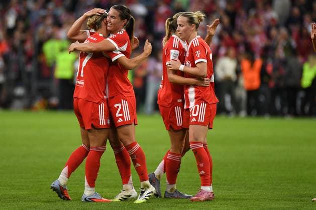 Klara Bühl (17 FC Bayern) , Vanessa Gilles (2 Bayern), Magdalena Eriksson (5 FC Bayern) und Franziska Kett (20 Bayern) feiern den Sieg nach dem ersten Spieltag der Google Pixel Frauen Bundesliga FC Bayern München - Bayer 04 Leverkusen am 06.09.2025. München Allianz Arena Bayern Deutschland