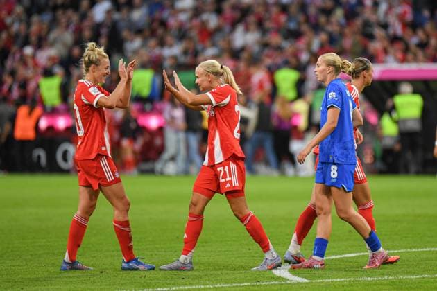 Carolin Simon (30 FC Bayern) und Pernille Harder (21 Bayern) feiern den Sieg nach dem ersten Spieltag der Google Pixel Frauen Bundesliga FC Bayern München - Bayer 04 Leverkusen am 06.09.2025. München Allianz Arena Bayern Deutschland
