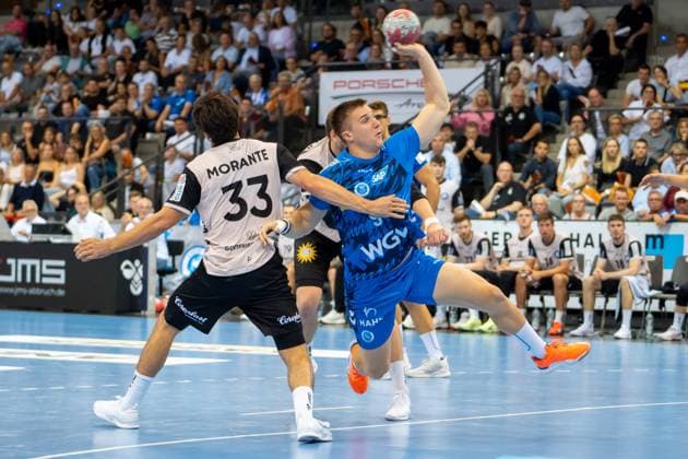Handball I Herren I Saison 2025-2026 I Bundesliga I 3. Spieltag I TVB Stuttgart - Bergischer HC I 06.09.2025 Gianfranco Pribetic (9, TVB Stuttgart) im Wurf gehalten von Eloy Morante Maldonado (33, Bergischer HC) Stuttgart Porsche Arena Baden-Württemberg Deutschland Copyright: xLobeca MaxxPetershansx
