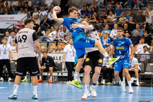 Handball I Herren I Saison 2025-2026 I Bundesliga I 3. Spieltag I TVB Stuttgart - Bergischer HC I 06.09.2025 Max Häfner (3, TVB Stuttgart) im Wurf, verteidigt von Johannes Wasielewski (77, Bergischer HC) Stuttgart Porsche Arena Baden-Württemberg Deutschland Copyright: xLobeca MaxxPetershansx