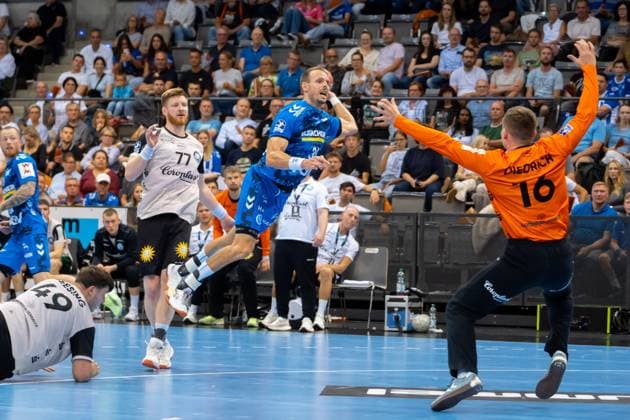 Handball I Herren I Saison 2025-2026 I Bundesliga I 3. Spieltag I TVB Stuttgart - Bergischer HC I 06.09.2025 Kai Häfner (34, TVB Stuttgart) im Wurf, dahinter Johannes Wasielewski (77, Bergischer HC) und Lukas Diedrich (16, Bergischer HC) im Tor Stuttgart Porsche Arena Baden-Württemberg Deutschland Copyright: xLobeca MaxxPetershansx