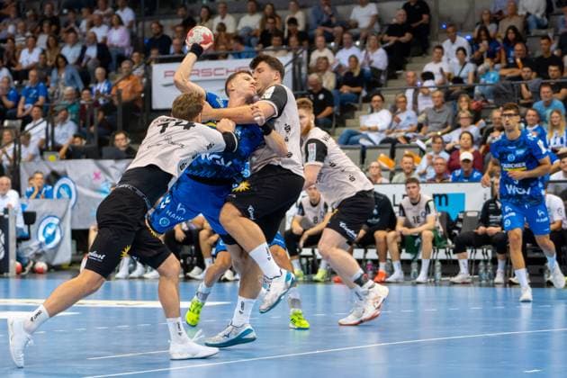 Handball I Herren I Saison 2025-2026 I Bundesliga I 3. Spieltag I TVB Stuttgart - Bergischer HC I 06.09.2025 Simone Mengon (15, TVB Stuttgart) mit Ball verteidigt von Gerdas Babarskas (14, Bergischer HC) und Aron Seesing (49, Bergischer HC) Stuttgart Porsche Arena Baden-Württemberg Deutschland Copyright: xLobeca MaxxPetershansx