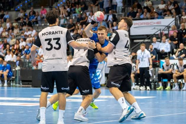 Handball I Herren I Saison 2025-2026 I Bundesliga I 3. Spieltag I TVB Stuttgart - Bergischer HC I 06.09.2025 Simone Mengon (15, TVB Stuttgart) mit Ball, in der Abwehr v.L. Eloy Morante Maldonado (33, Bergischer HC), Gerdas Babarskas (14, Bergischer HC) und Aron Seesing (49, Bergischer HC) Stuttgart Porsche Arena Baden-Württemberg Deutschland Copyright: xLobeca MaxxPetershansx