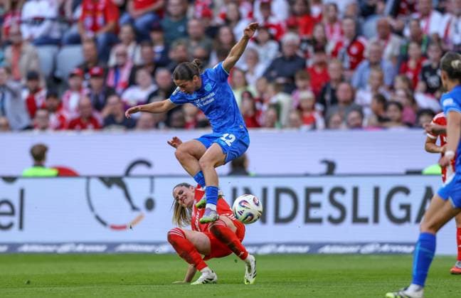 DEU, München, FC Bayern München vs Bayer Leverkusen, Google Pixel Frauen Bundesliga DFB, Saison 2526, Allianz Arena, 1. Spieltag, im Bild v.l.n.r: Zweikampf Sarah Zadrazil (Bayern München 25), Ruby Grant (Bayer Leverkusen 22) DFB DFL REGULATIONS PROHIBIT ANY USE OF PHOTOGRAPHS AS IMAGE SEQUENCES AND OR QUASI-VIDEO, 06.09.2025, Copyright: HMBxMedia HendrikxHamelau