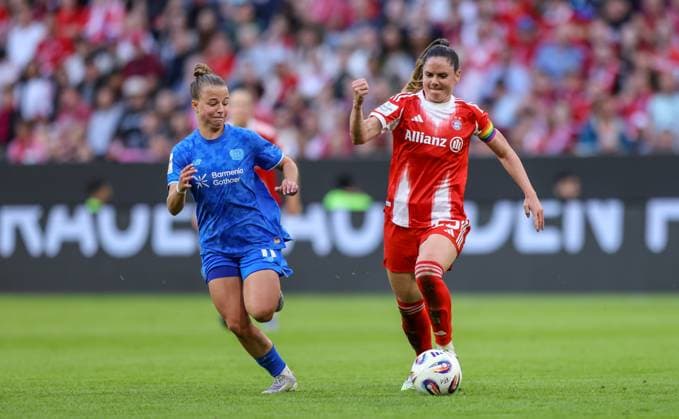DEU, München, FC Bayern München vs Bayer Leverkusen, Google Pixel Frauen Bundesliga DFB, Saison 2526, Allianz Arena, 1. Spieltag, im Bild v.l.n.r: Kristin Kögel (Bayer Leverkusen 11), Sarah Zadrazil (Bayern München 25) DFB DFL REGULATIONS PROHIBIT ANY USE OF PHOTOGRAPHS AS IMAGE SEQUENCES AND OR QUASI-VIDEO, 06.09.2025, Copyright: HMBxMedia HendrikxHamelau