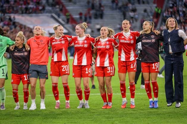 DEU, München, FC Bayern München vs Bayer Leverkusen, Google Pixel Frauen Bundesliga DFB, Saison 2526, Allianz Arena, 1. Spieltag, im Bild: FC Bayern München schlägt 2:0 Bayer Leverkusen, Jubel und Freude nach dem Sieg, Franziska Kett (Bayern München 20), Alara Åžehitler (Bayern München 14), Georgia Stanway (Bayern München 31), Klara Bühl (Bayern München 17) DFB DFL REGULATIONS PROHIBIT ANY USE OF PHOTOGRAPHS AS IMAGE SEQUENCES AND OR QUASI-VIDEO, 06.09.2025, Copyright: HMBxMedia HendrikxHamelau