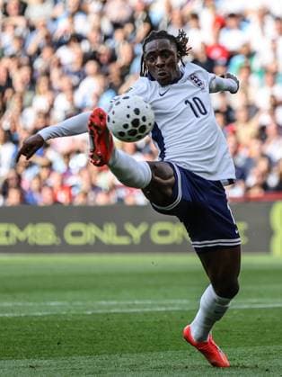 Eberechi Eze (10 England) stretches to control the ball during the 2026 FIFA World Cup, WM, Weltmeisterschaft, Fussball Qualifier game between England and Andorra at Villa Park in Birmingham, England Copyright: xNataliexMincher SPPx Sportspressphoto_SPR21291