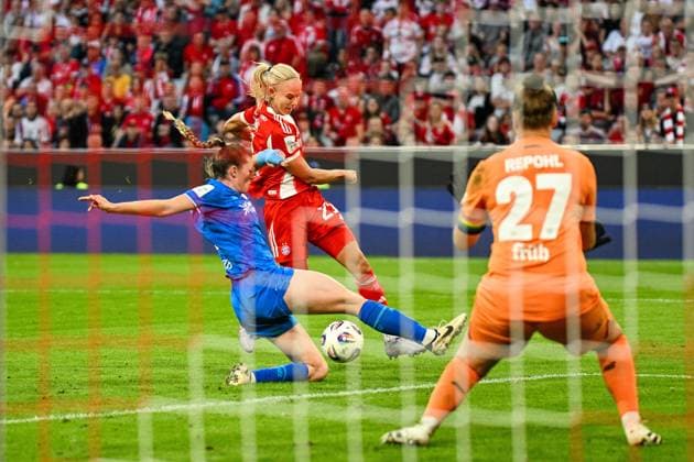 Fußball I Frauen I Saison 2025-2026 I Bundesliga I 1. Spieltag I FC Bayern München - Bayer 04 Leverkusen I 06.09.2025 Zweikampf zwischen Claudia Wenger (5, Bayer 04 Leverkusen) und Pernille Harder (21, FC Bayern München) im Strafraum von Charlotte Voll (1, Bayer 04 Leverkusen) München Allianz-Arena (Werner-Heisenberg-Allee 25) Bayern Deutschland Copyright: xLobeca InesxHähnelx